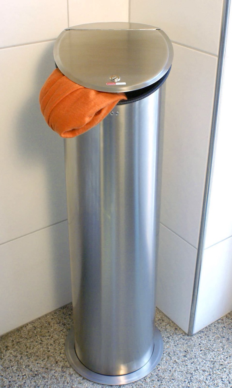 einwurf-sichtbar-fuer-waescheschacht-mit-waesche-1600